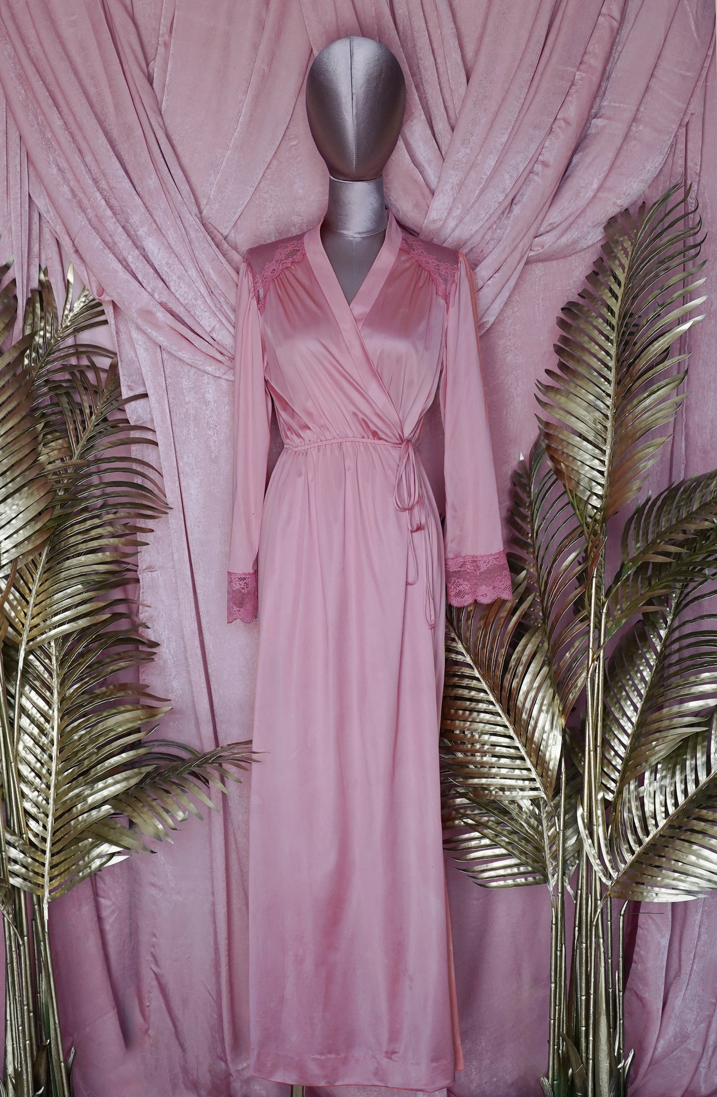 1960s Vintage Pink Lace robe